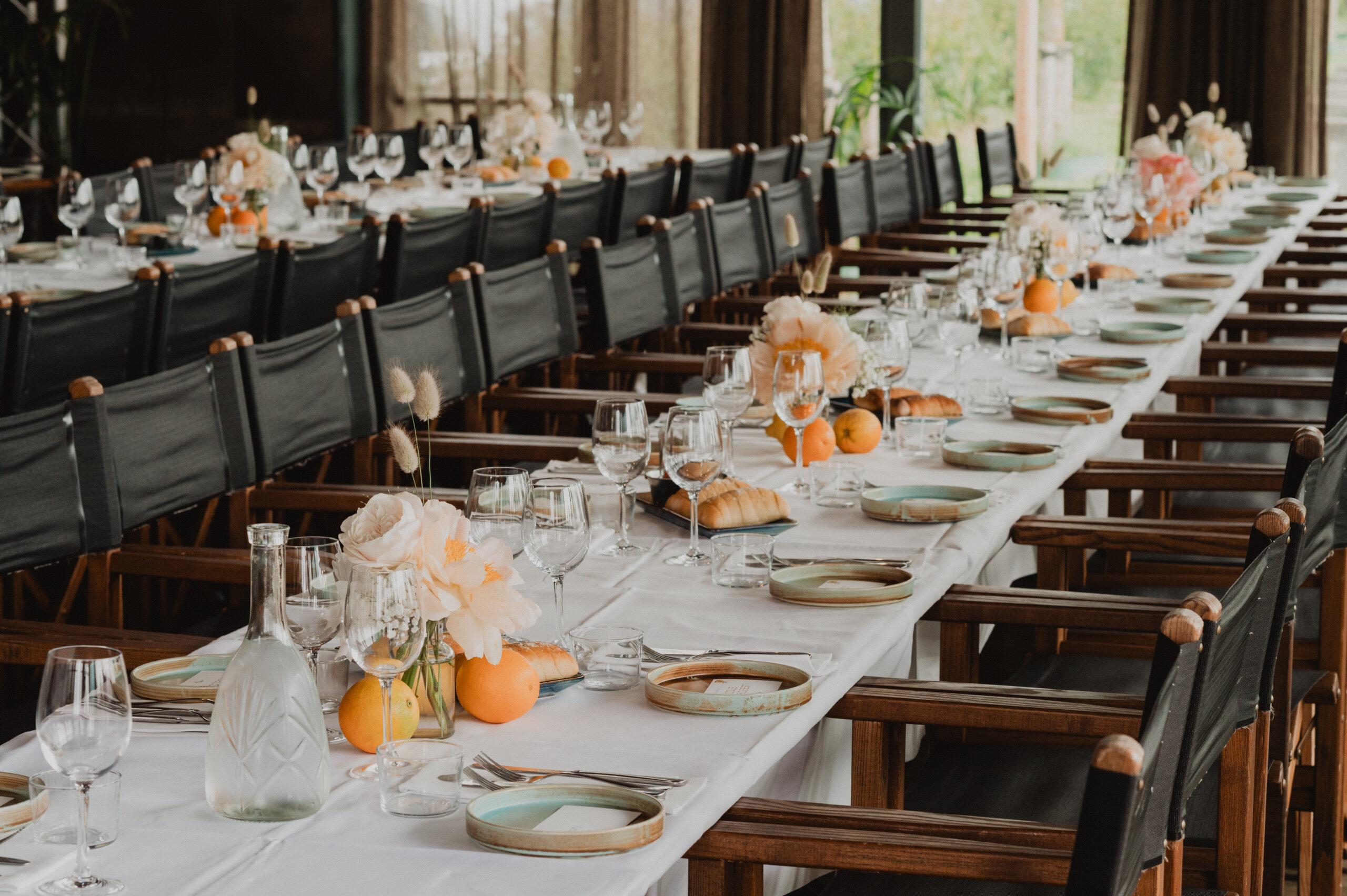 Lange gedekte tafel voor een groep bij Brasserie Buitenhuis