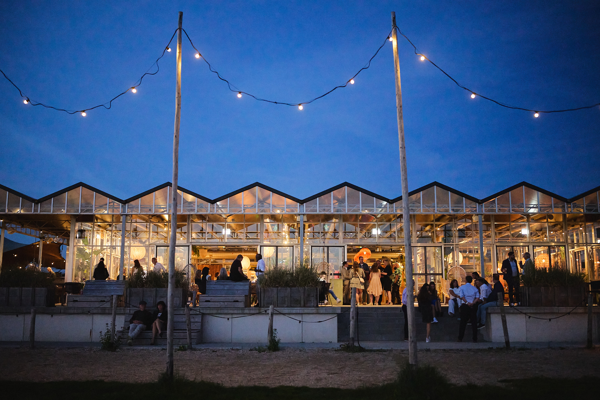 Brasserie Buitenhuis in de avond, met lichtjes boven het terras