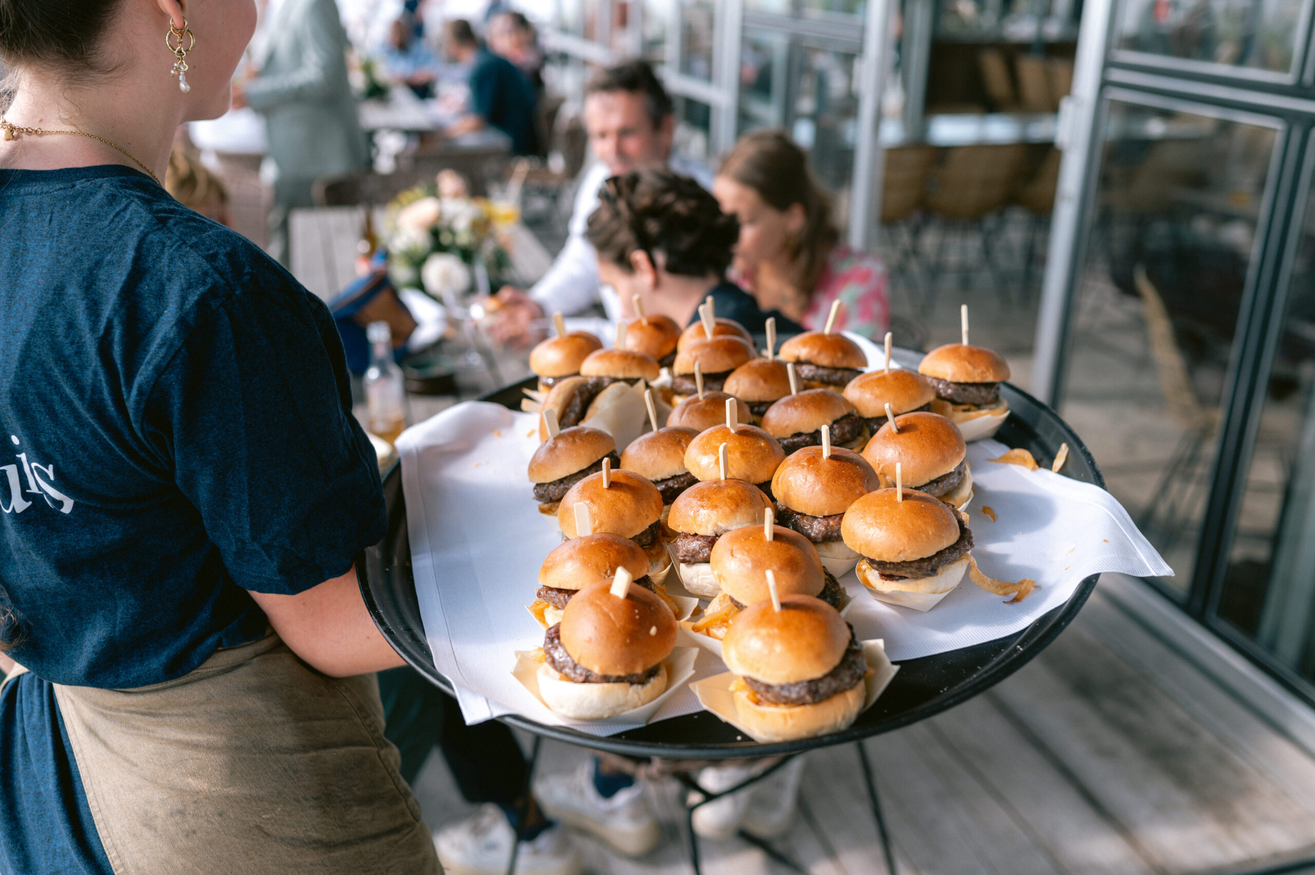 Schaal met mini-burgers voor een borrel bij Brasserie Buitenhuis