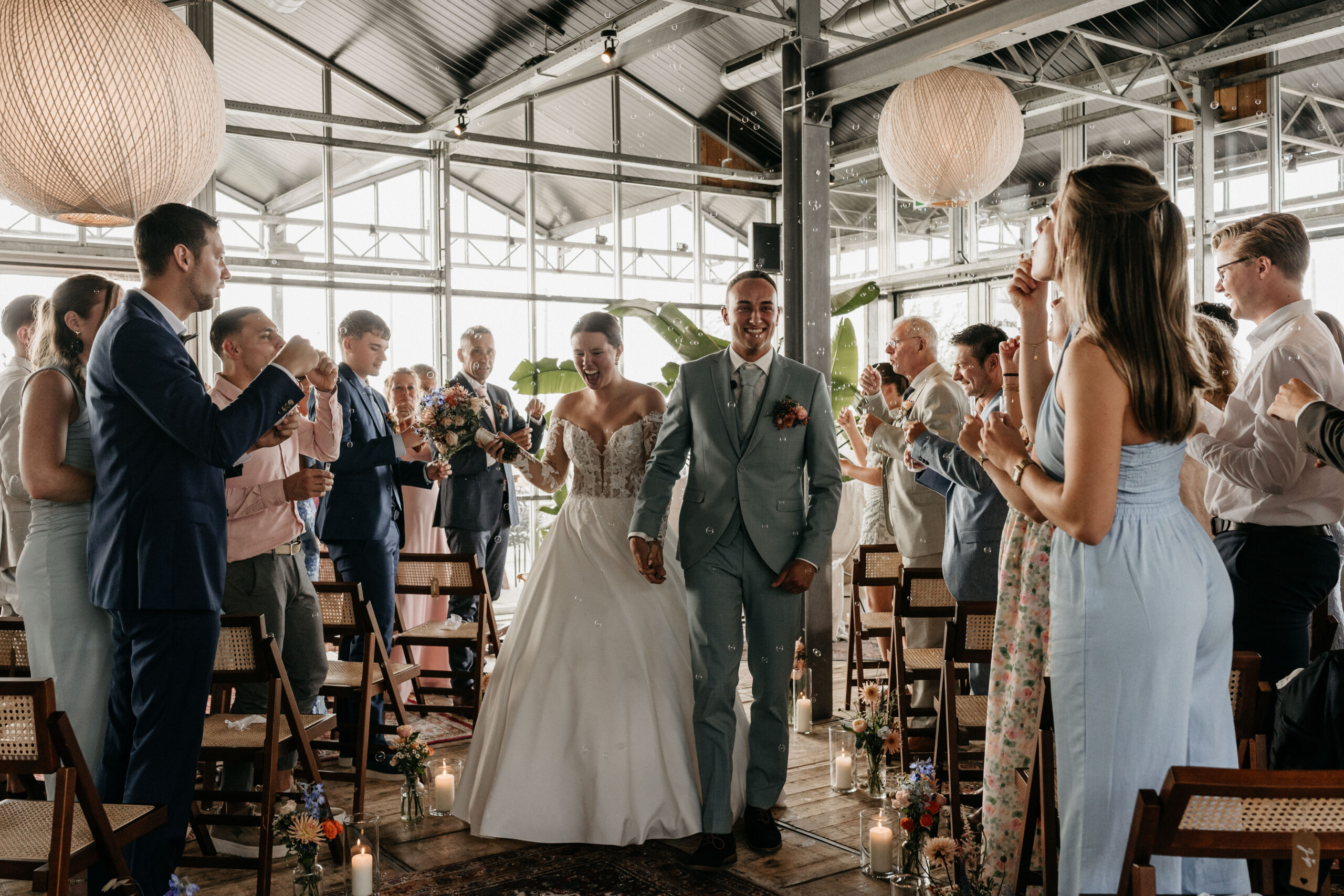 Bruidspaar loopt de kas van Brasserie Buitenhuis binnen