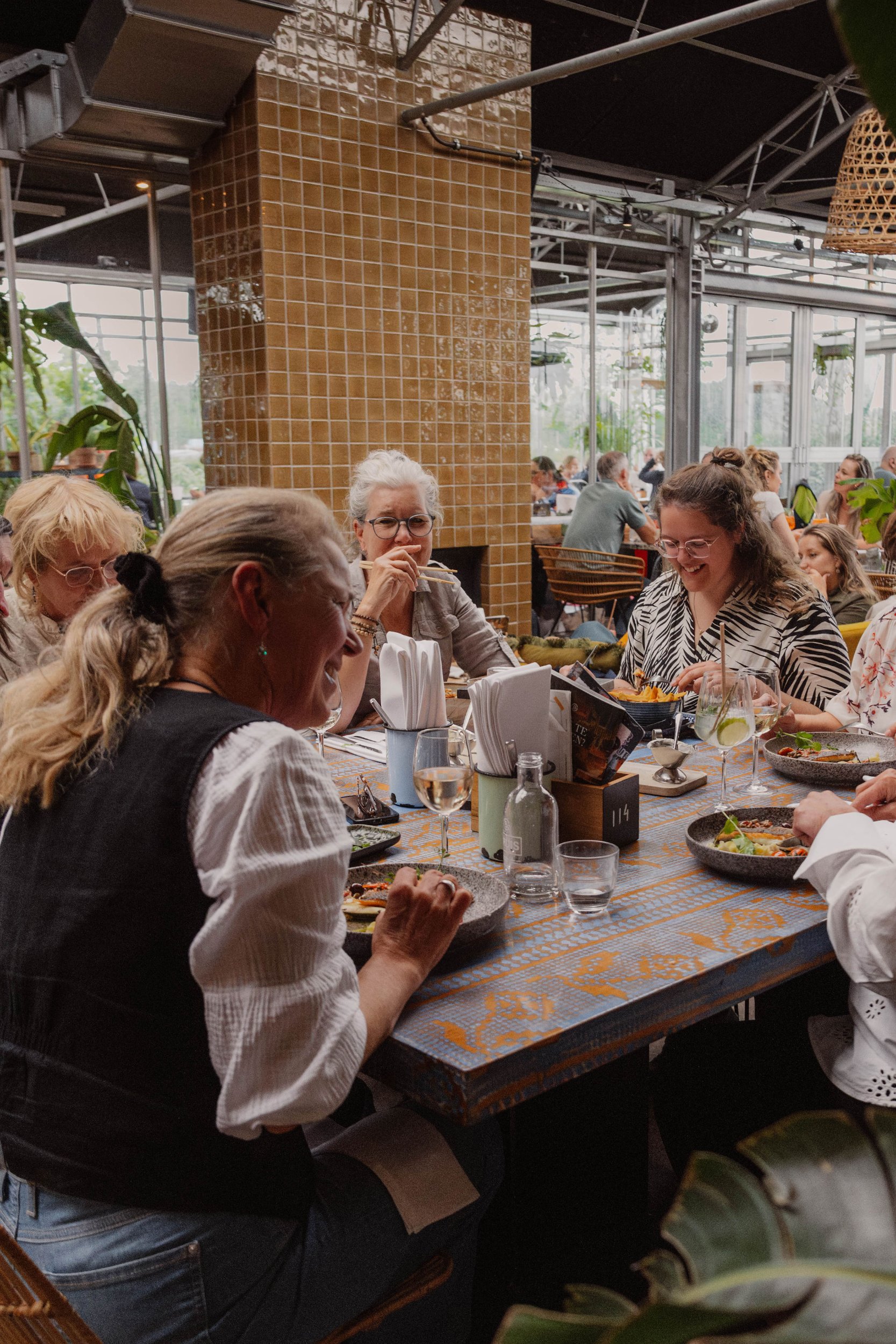 Gasten aan tafel in de kas van Brasserie Buitenhuis in Valkenburg