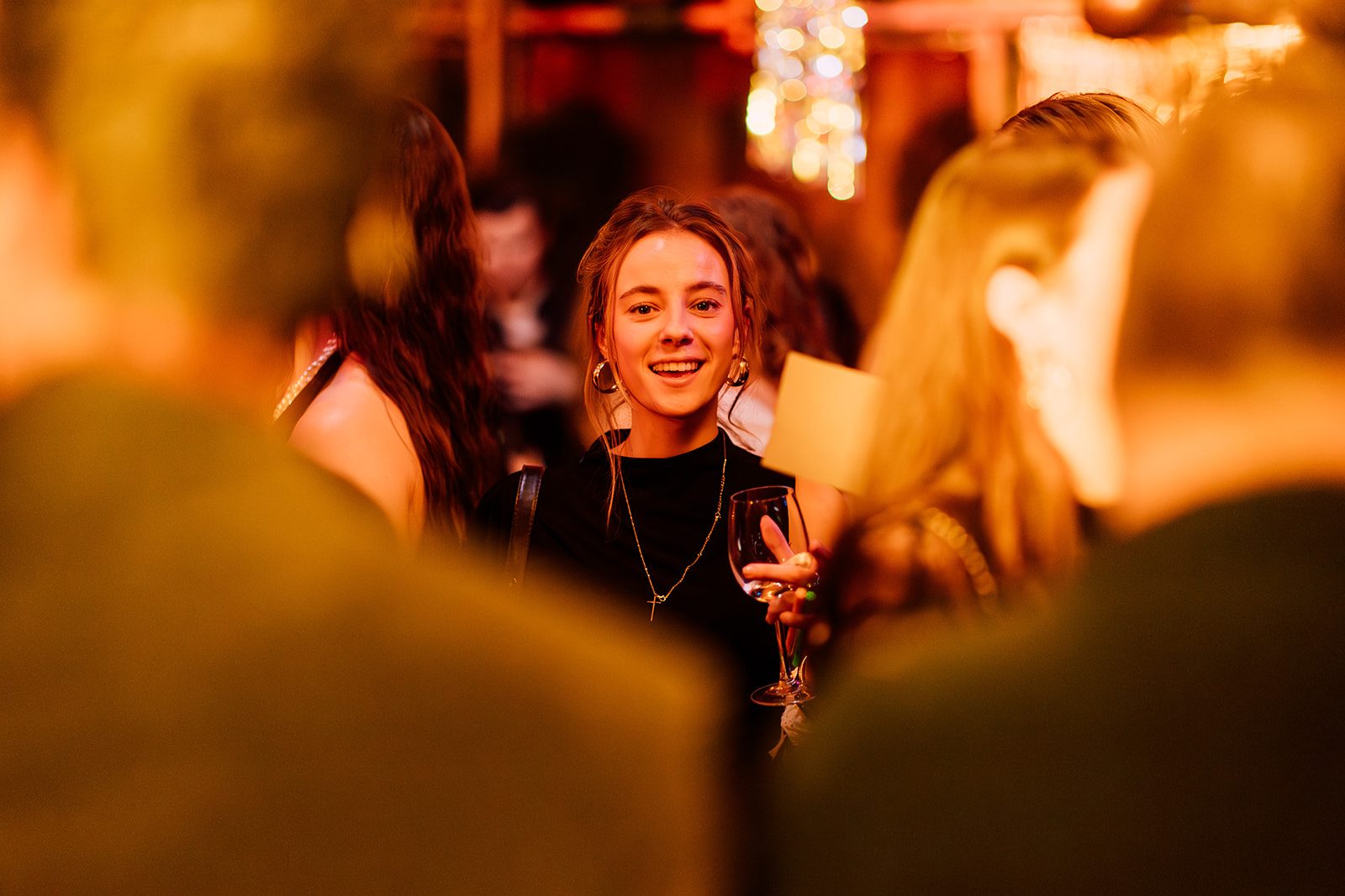 Collega met een glas wijn op een kerstborrel bij Brasserie Buitenhuis in Valkenburg
