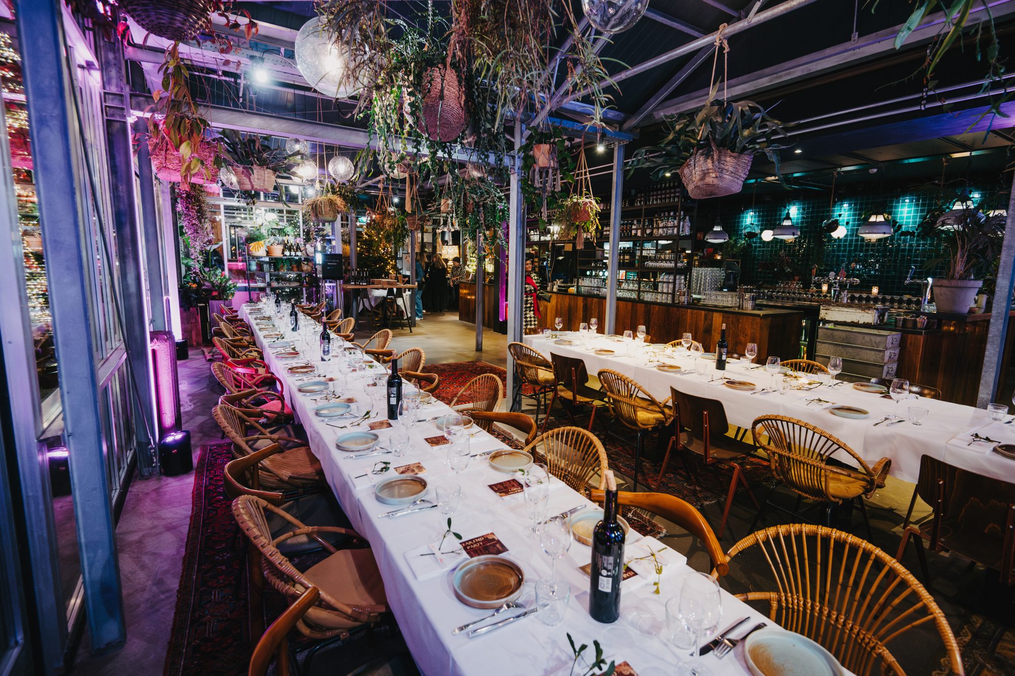 Lange gedekte tafels met kerstboom voor een kerstdiner bij Brasserie Buitenhuis