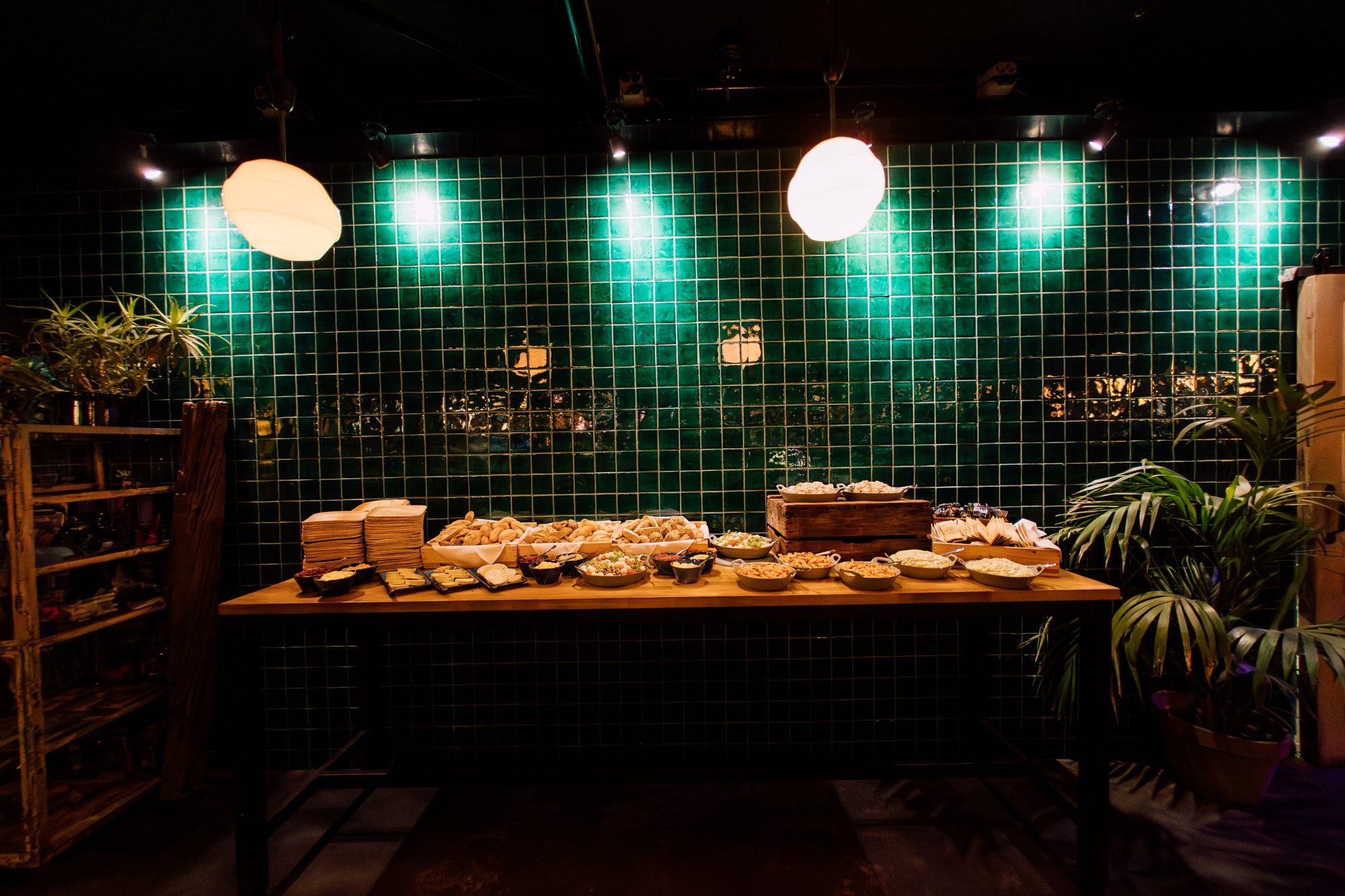 Buffet tegen de groene tegelwand bij Brasserie Buitenhuis voor een personeelsfeest