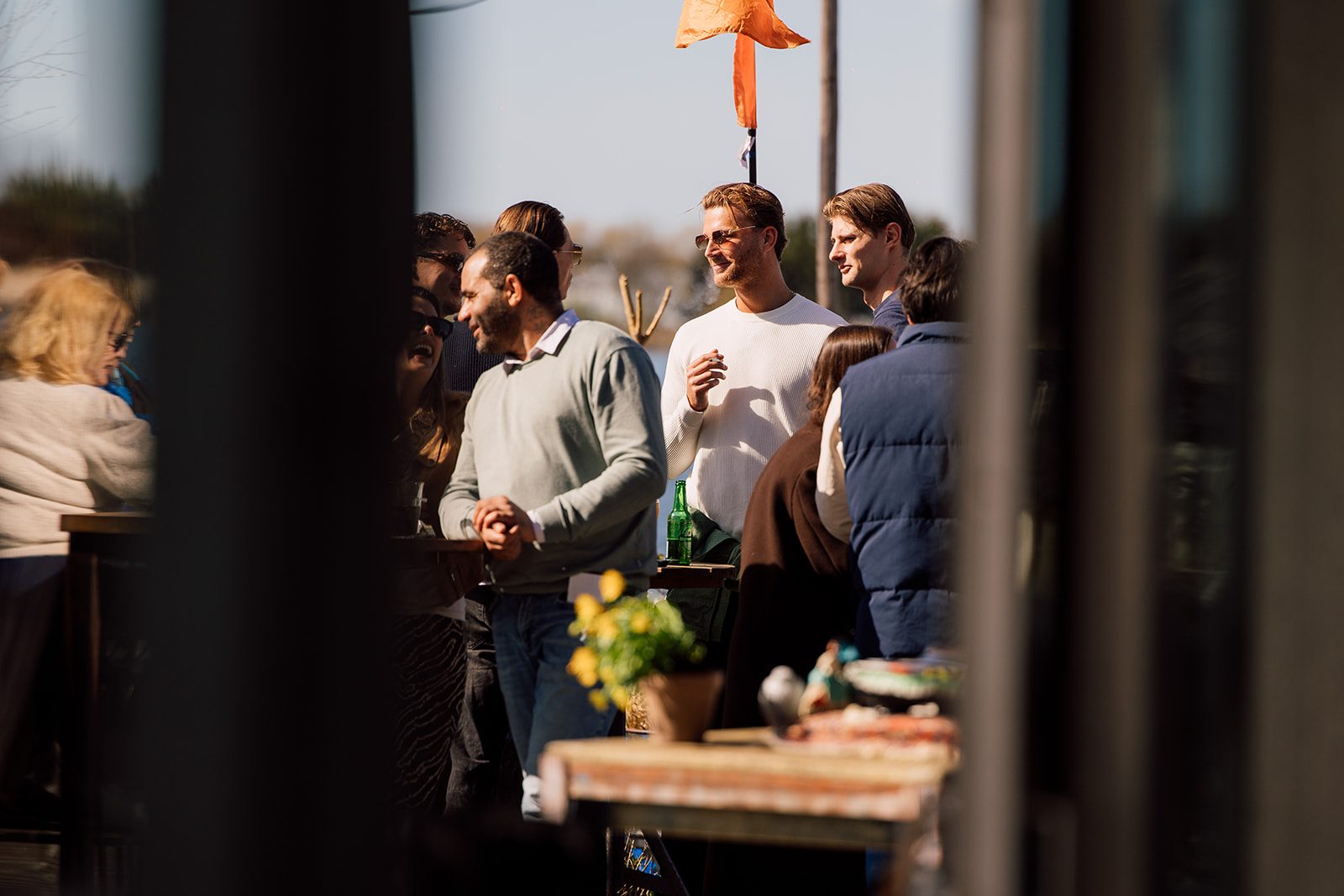 Collega's borrelen op het terras aan het Valkenburgse Meer bij Brasserie Buitenhuis