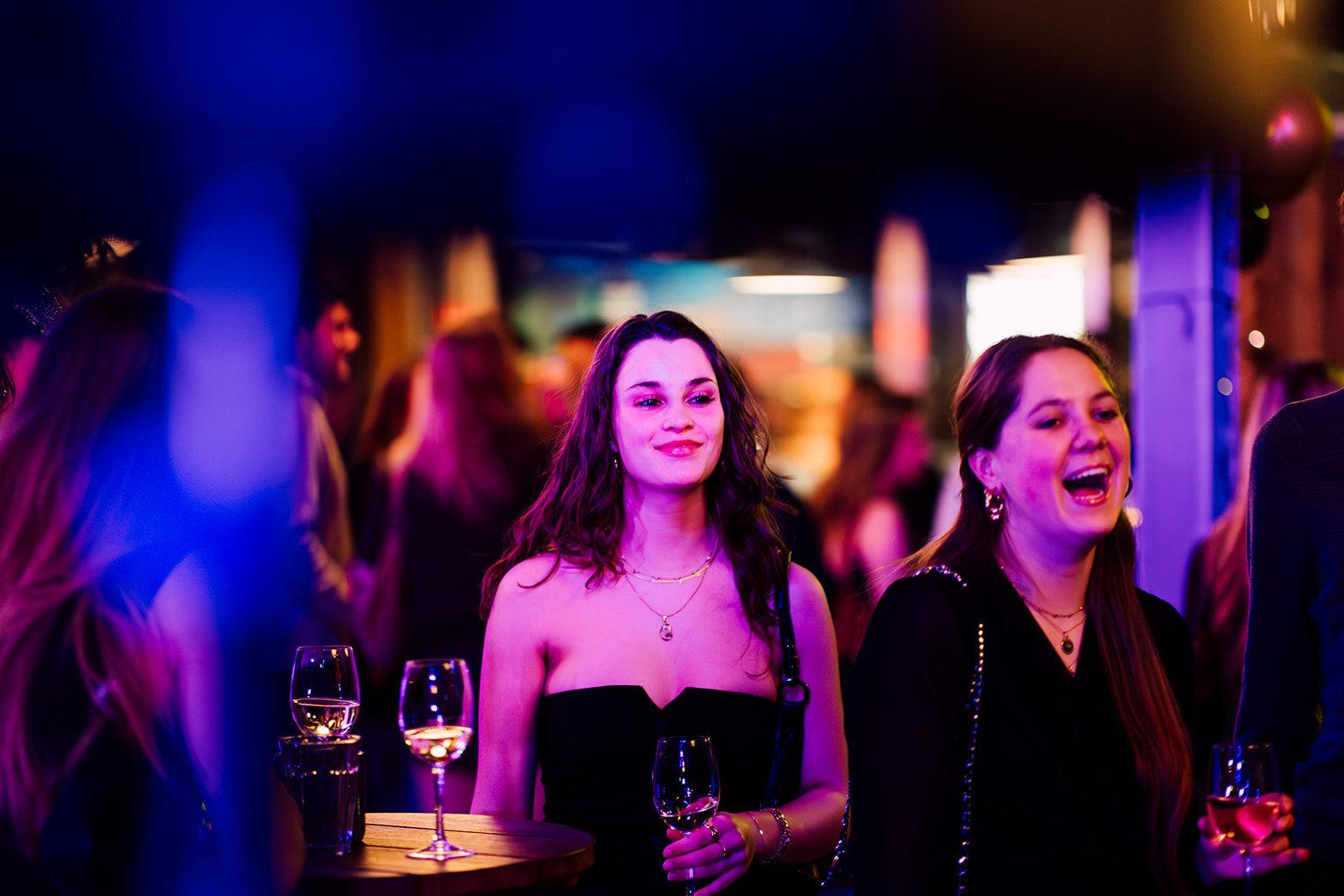 Collega's proosten op een personeelsfeest bij Brasserie Buitenhuis in Valkenburg